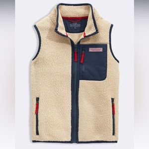 Boys Vineyard Vine Sherpa Vest size Medium. New condition. 3 pockets
